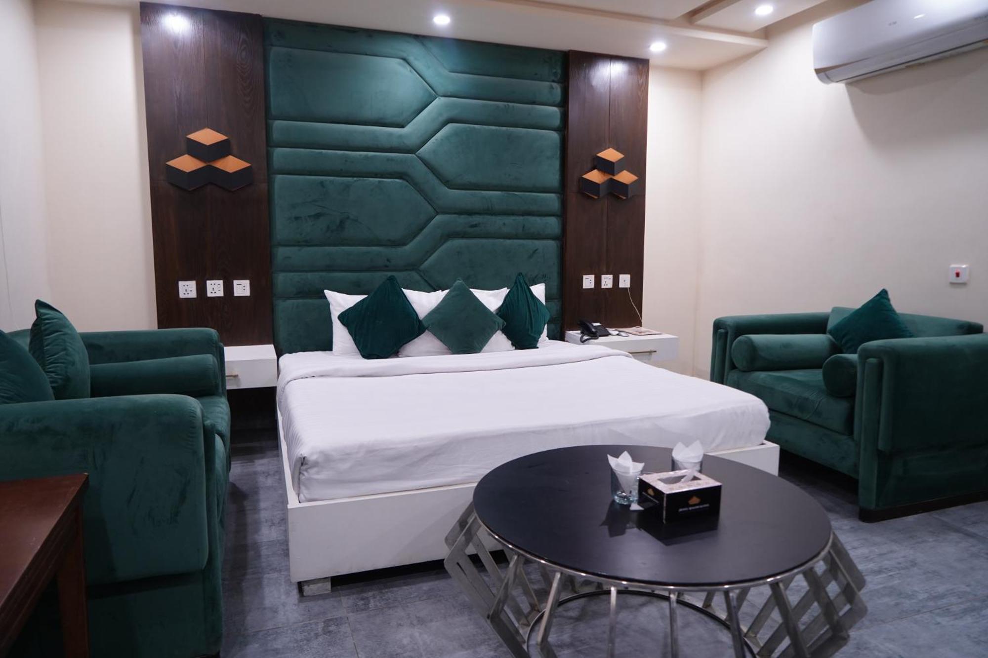 Hotel Avalon Suites Multan Extérieur photo