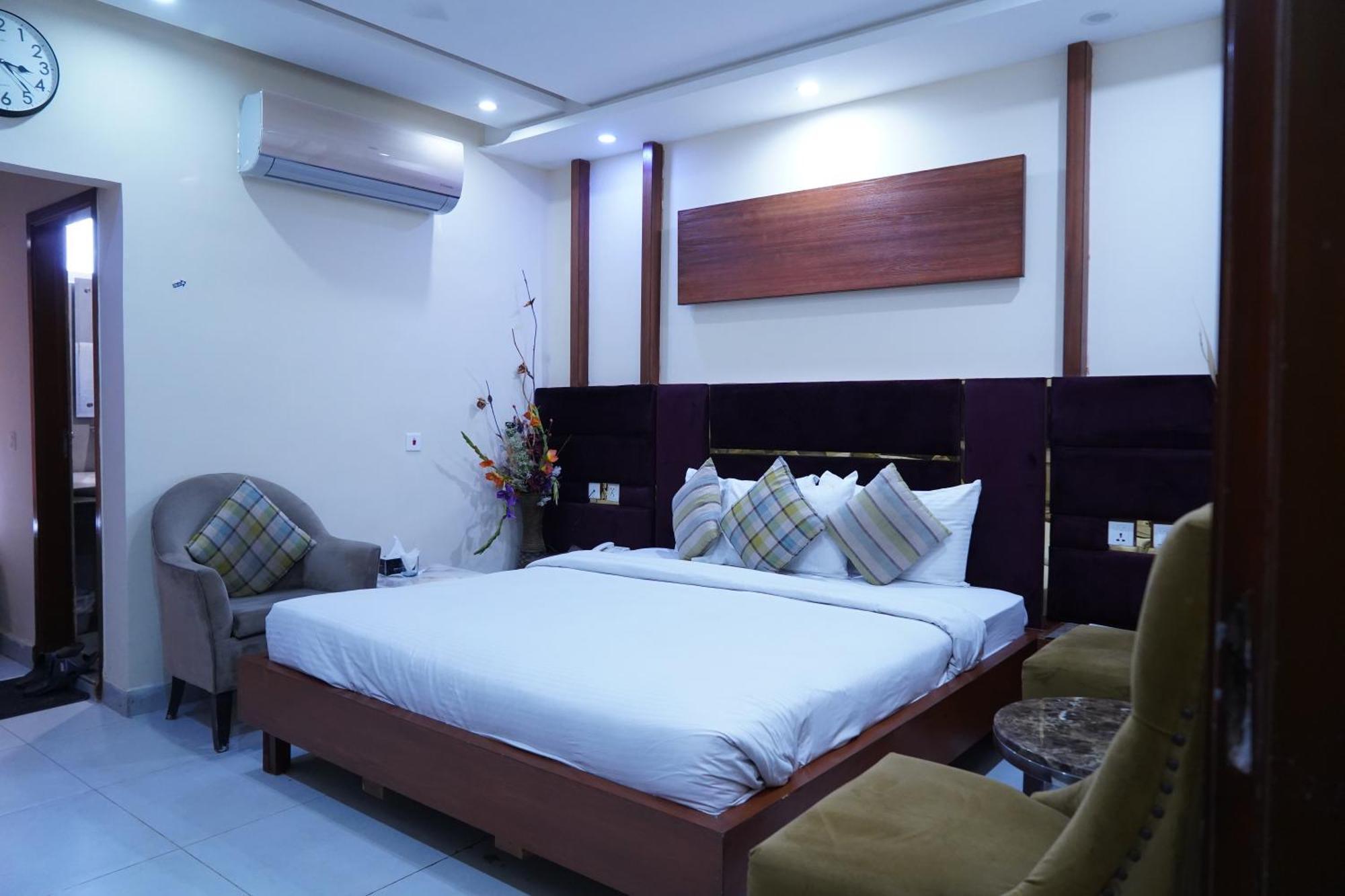 Hotel Avalon Suites Multan Extérieur photo