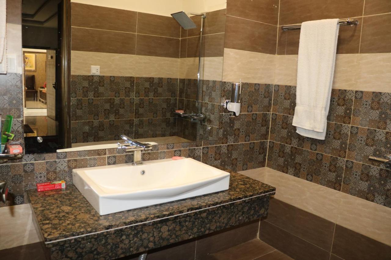 Hotel Avalon Suites Multan Extérieur photo